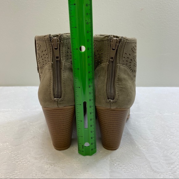 Qupid Faux Suede Ankle Booties. Women’s Size 7. - Picture 4 of 10